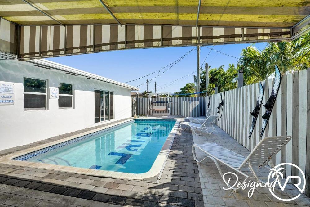 Modern condo wpool patio